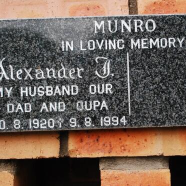 2. Memorial wall / Herdenkingsmuur