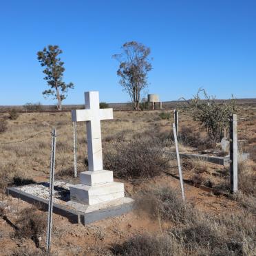 Eastern Cape, ABERDEEN district, Karre River 197, Marais Railway Station, old cemetery