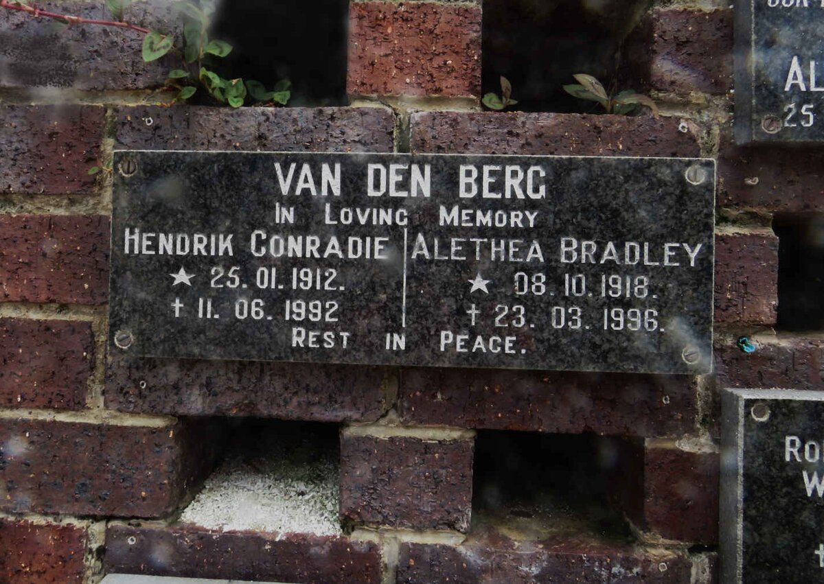 BERG Hendrik Conradie, van den 1912-1992 &amp; Alethea Bradley 1918-1996