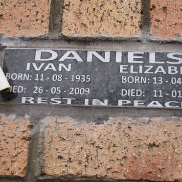 DANIELS Ivan 1935-2009 &amp; Elizabeth 1935-2012