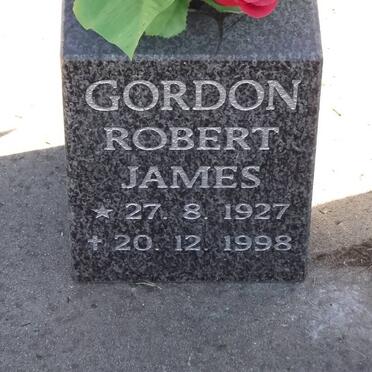 GORDON Robert James 1927-1998