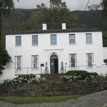 Eastern Cape, SOMERSET-EAST, Ou Pastorie Museum_2, Ommuurde begraafplaas