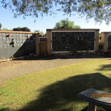 2. Oorsig/Overview: Muur van Herinneringe, NG Kerk Pellissier, Bloemfontein, Wall of Remembrance