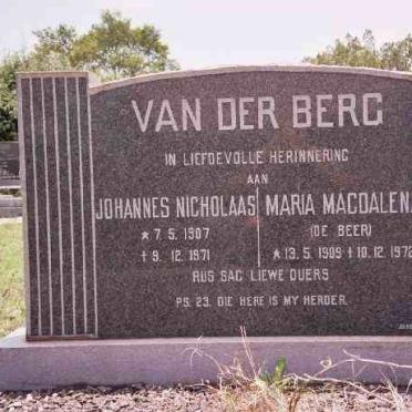 BERG Johannes Nicholaas, van der 1907-1971 &amp; Maria Magdalena DE BEER 1909-1972