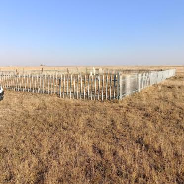 Free State, BOSHOF district, Kromkuil 136, farm cemetery