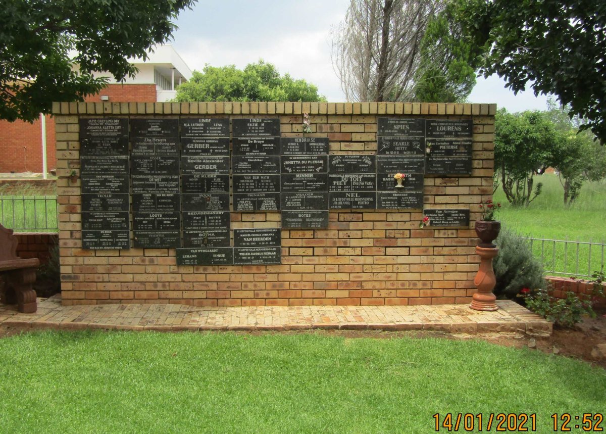 3. Gedenkmuur / Wall of Remembrance