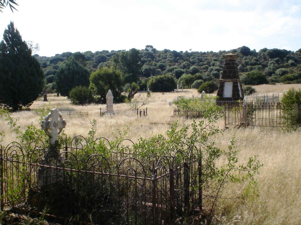 1. Overview on the Anglo Boer War Memorial in Jagersfontein cemetery