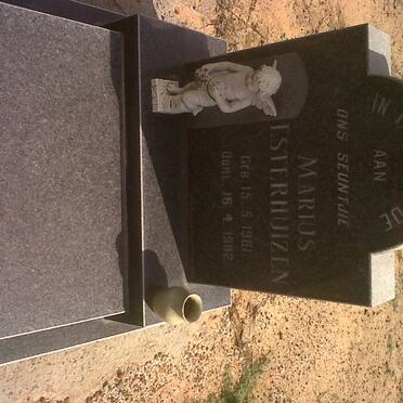 ESTERHUIZEN Marius 1981-1982