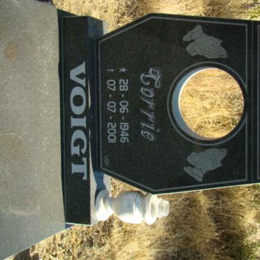VOIGT Corrie 1946-2001