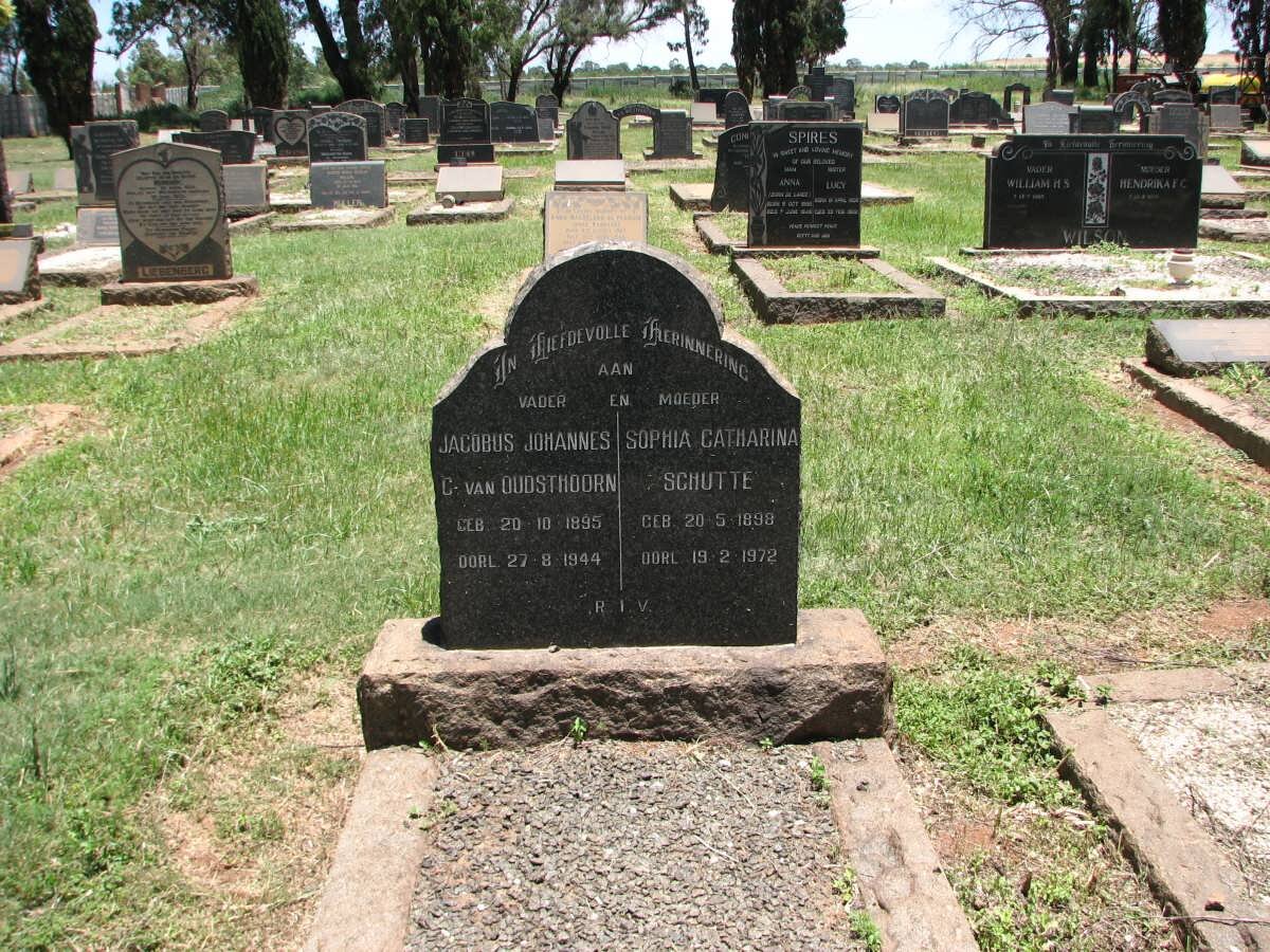 OUDSTHOORN Jacobus Johannes, van 1895-1944 &amp; Sophia Catharina SCHUTTE 1898-1972