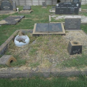 RANDALL Margaret Marshall nee SMITH 1909-1959 :: Johanna Alida nee ENGELBRECHT 1926-1961 :: Bunny 1933-1965