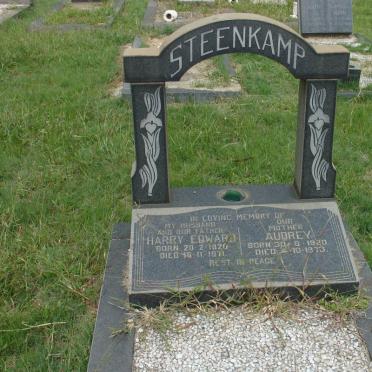 STEENKAMP Harry Edward 1920-1971 &amp; Audrey 1920-1973