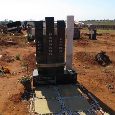 BARNARD Lee 1961-2012 &amp; Linda 1966-