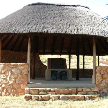 02. Gedenkplate / Memorial under the lapa