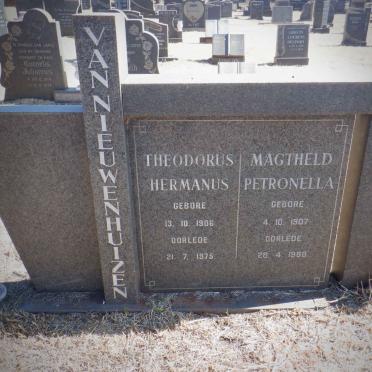 NIEUWENHUIZEN Theodorus Hermanus, van 1906-1975 &amp; Magtheld Petronella 1907-1988