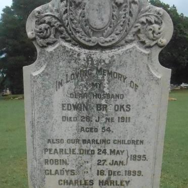 BROOKS Edwin -1911 :: BROOKS Pearlie -1895 :: BROOKS Robin -1895 :: BROOKS Gladys -1899 :: BROOKS Charles Harley -1916