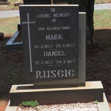 RUSGIG Mark 1977-1977 :: RUSGIG Daniel 1977-1977