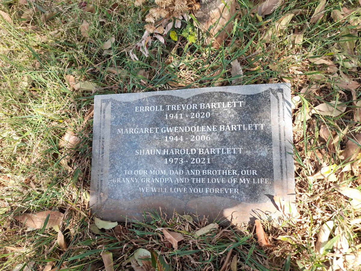 BARTLETT Errol Trevor 1941-2020 :: BARTLETT Margaret Gwendolene 1944-2006