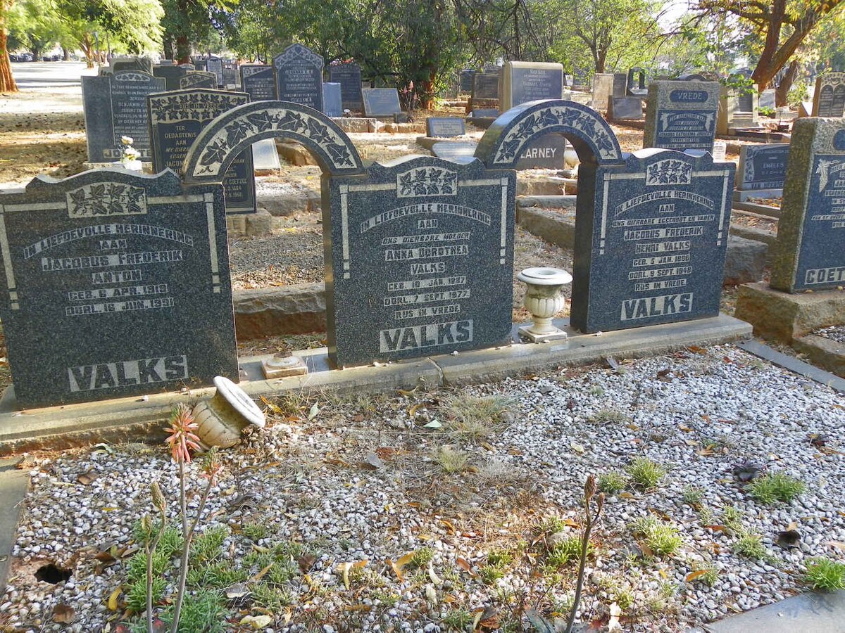 VALKS Jacobus Frederik Henri 1866-1948 &amp; Anna Dorothea 1887-1977 