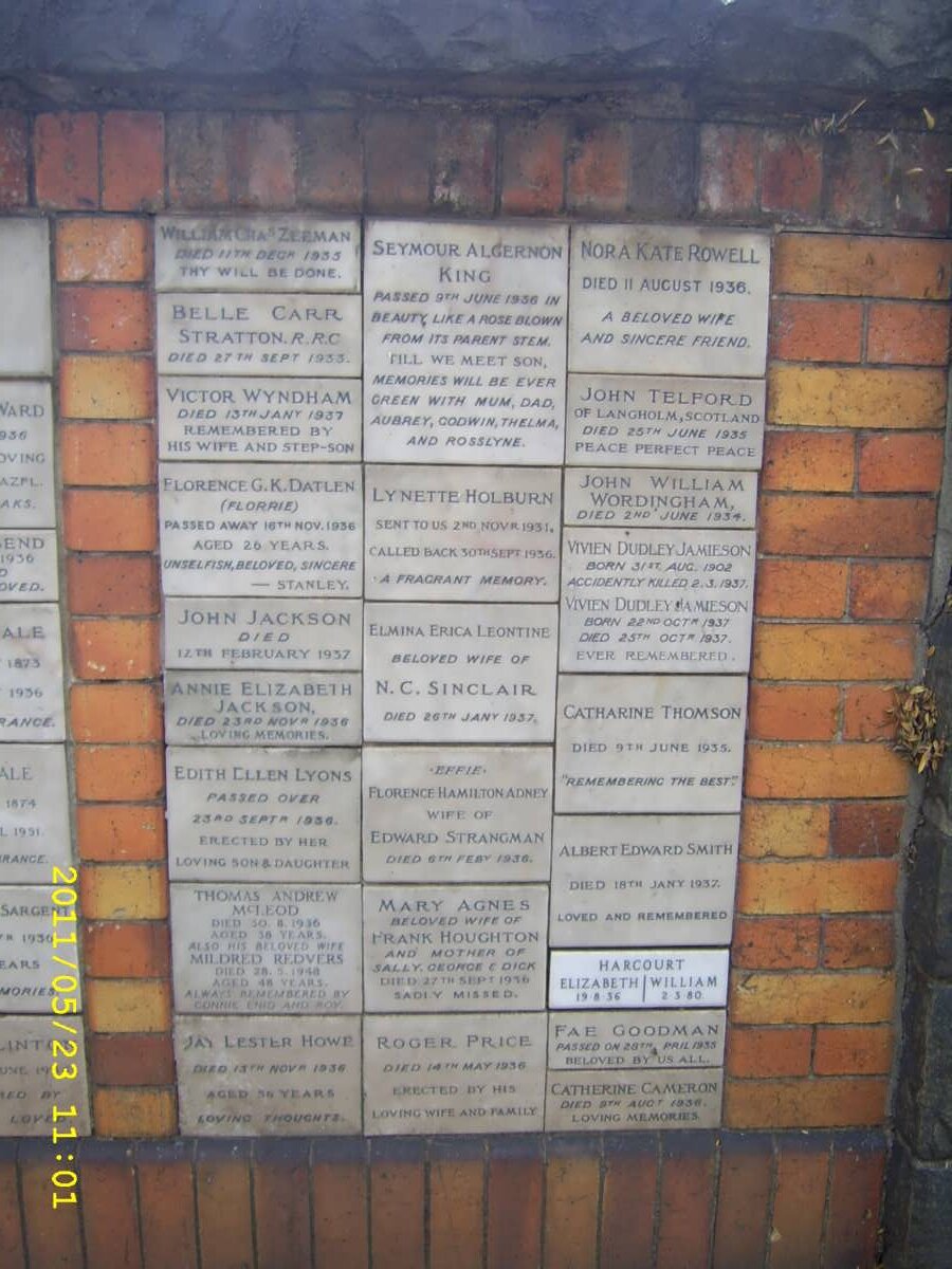 032 Memorial wall