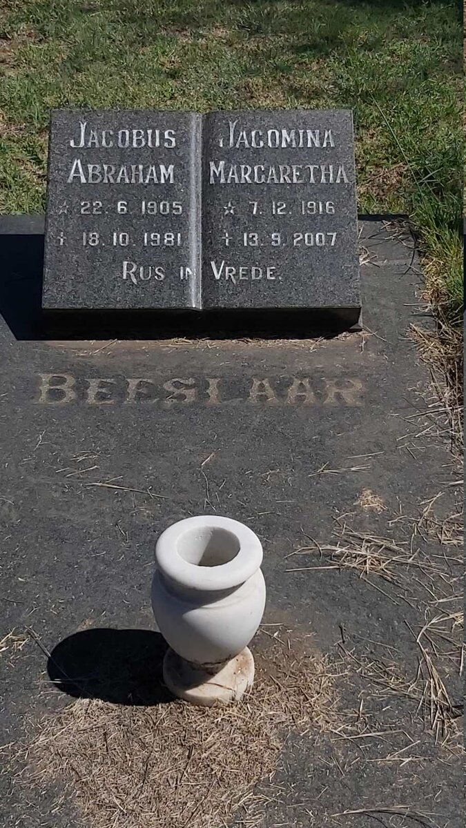 BEESLAAR Jacobus Abraham 1905-1981 & Jacomina Margaretha 1916-2007