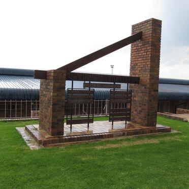 Gauteng, ROODEPOORT, Hoёrskool Roodepoort, War Memorial