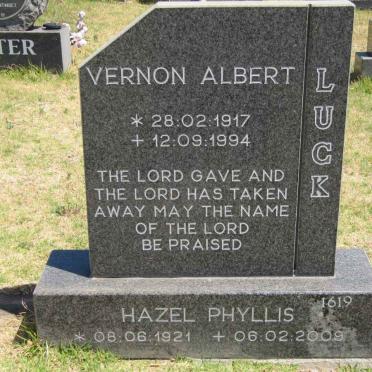 LUCK Vernon Albert 1917-1994 &amp; Hazel Phyllis 1921-2009