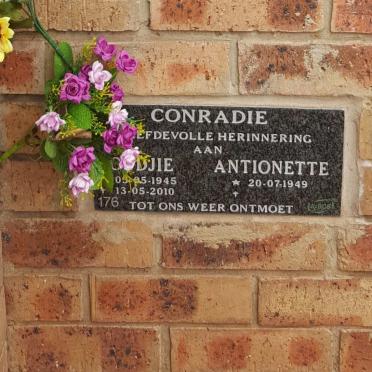 CONRADIE Oudjie 1945-2010 &amp; Antionette 1949-