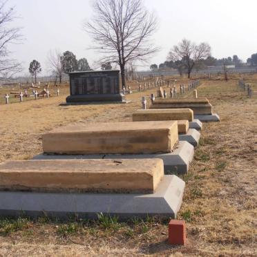 1. Konsentrasiekampgrafte en gedenkplate / Concentration camp graves and plaques