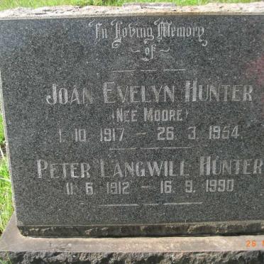 HUNTER Peter Langwill 1912-1990 &amp; Joan Evelyn MOORE 1917-1954