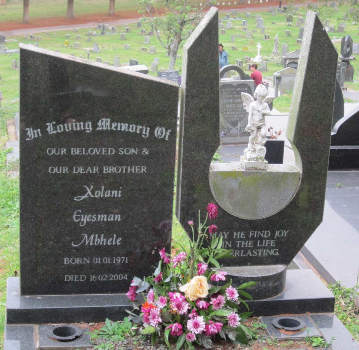 MBHELE Xolani Eyesman 1971-2004