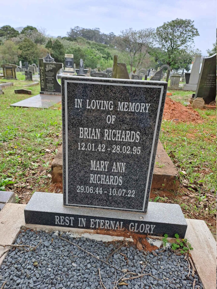 RICHARDS Brian 1942-1995 & Mary Ann 1944-2022