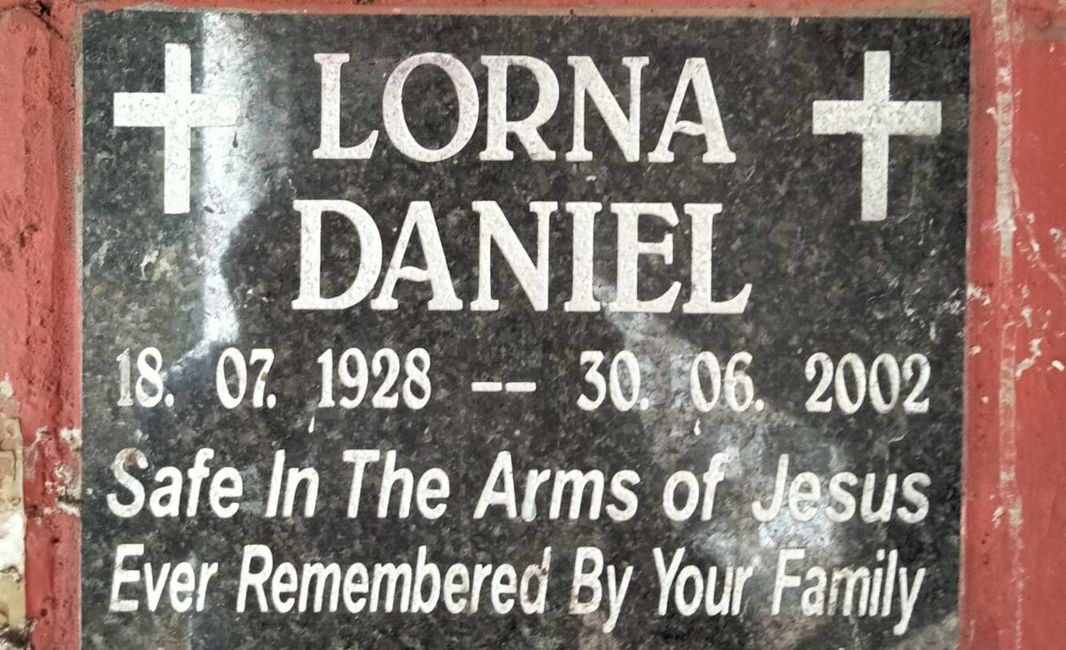 DANIEL Lorna 1928-2002