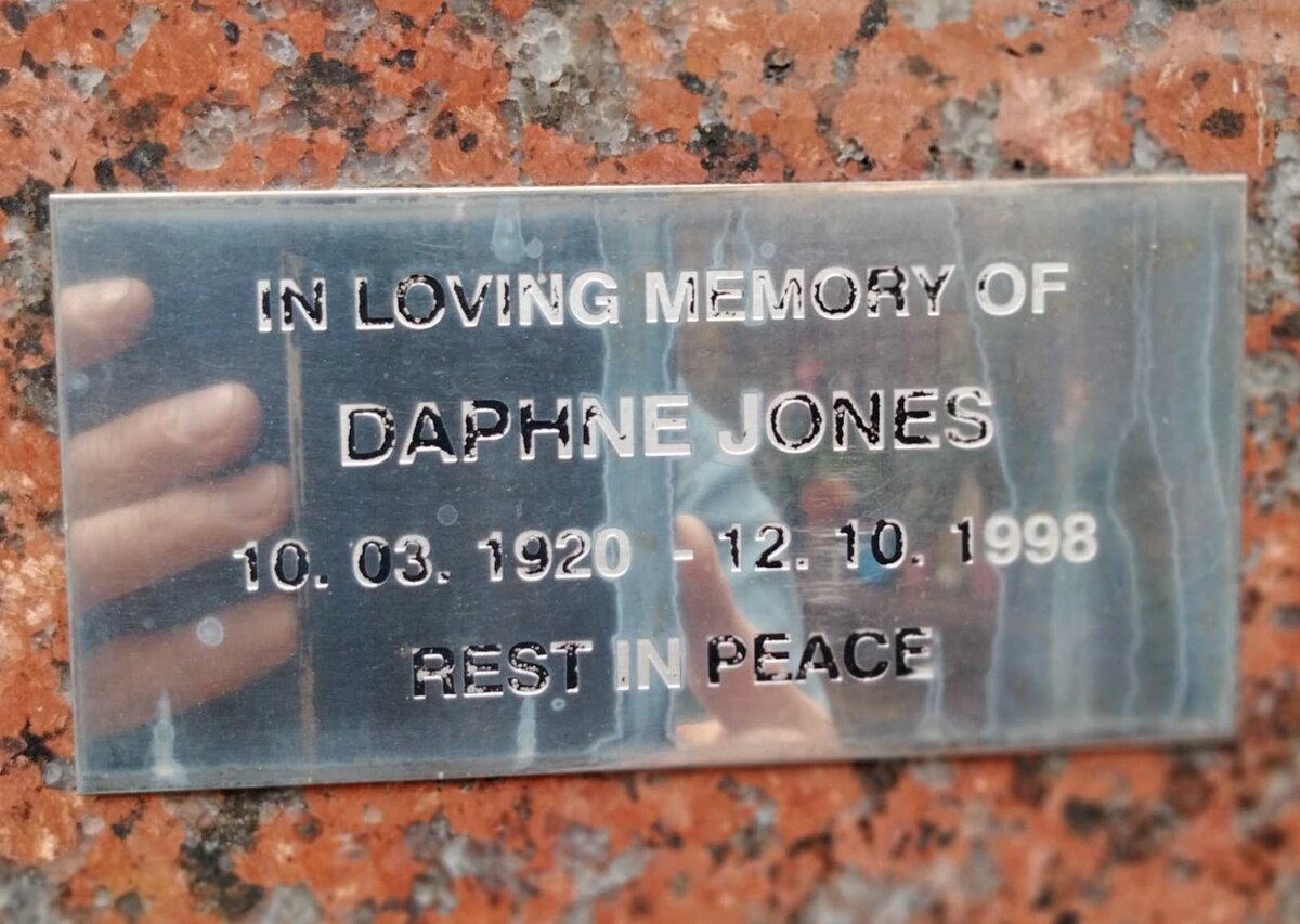 JONES Daphne 1920-1998