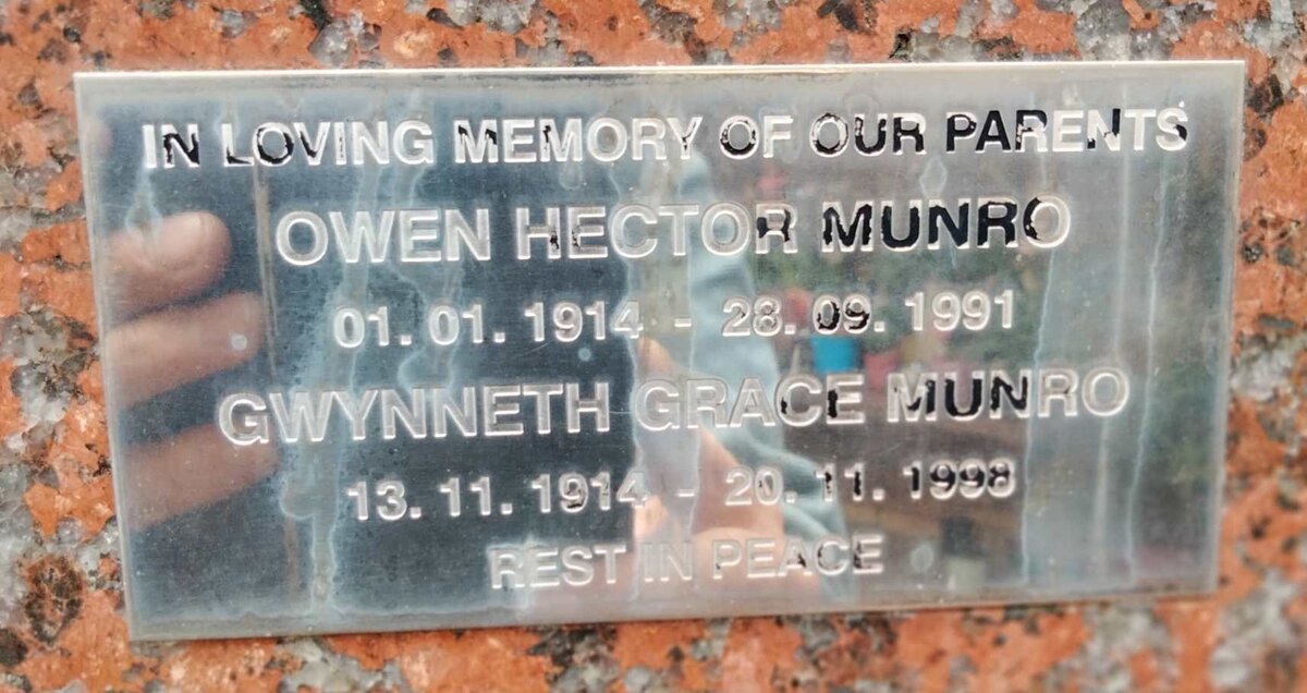 MUNRO Owen Hector 1914-1991 & Gwynneth Grace 1914-1998