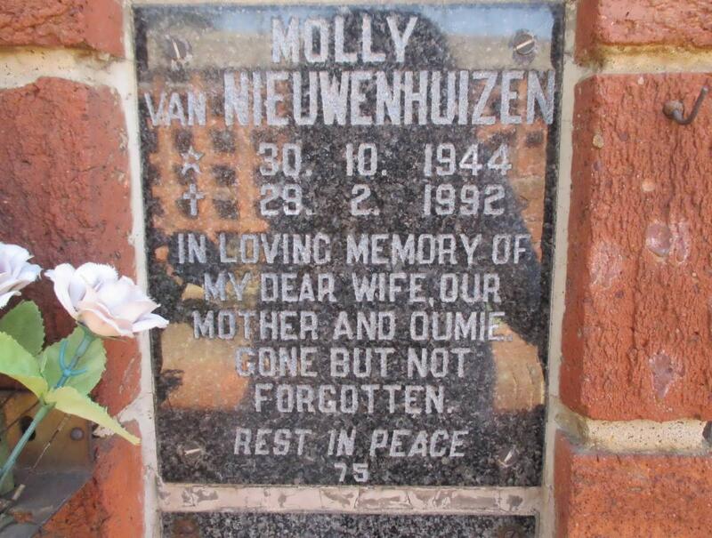 NIEUWENHUIZEN Molly, van 1944-1992