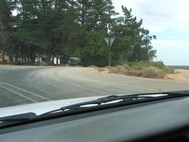 2. Approx. 400 metres further you turn to your right on a gravel road.