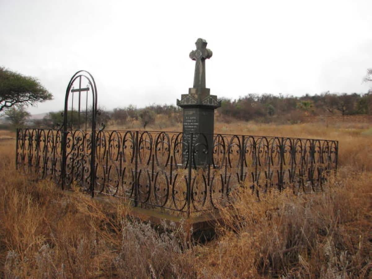 1. Overview and entrance to the cemetery