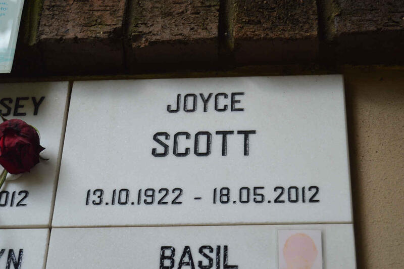 SCOTT Joyce 1922-2012