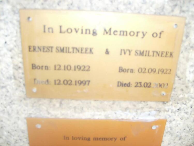 SMILTNEEK Ernest 1922-1997 & Ivy 1922-2002