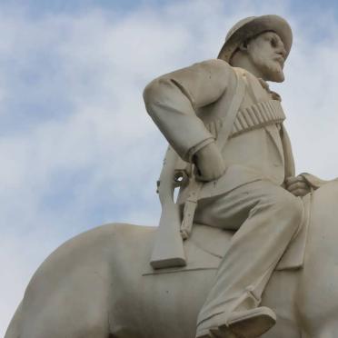 2. Standbeeld van naby