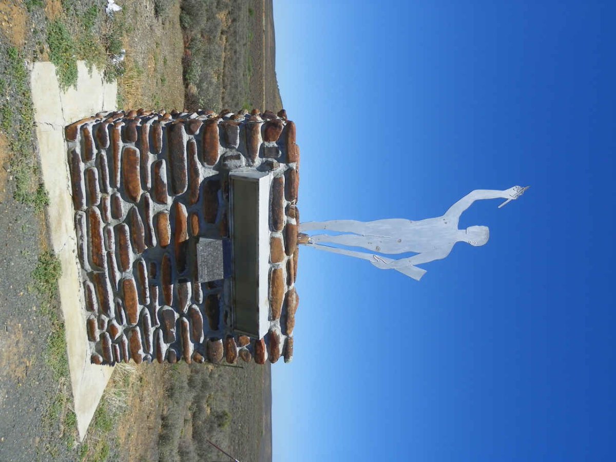 1. Overview / Oorsig - Oorlogskloof monument across the road from the roadside memorial