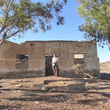 1. Ou Plaasopstal/ Ruins of homestead