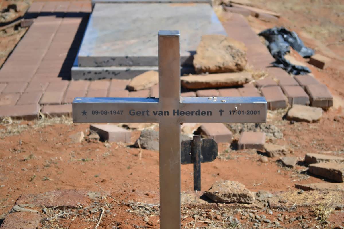 HEERDEN Gert, van 1947-2001