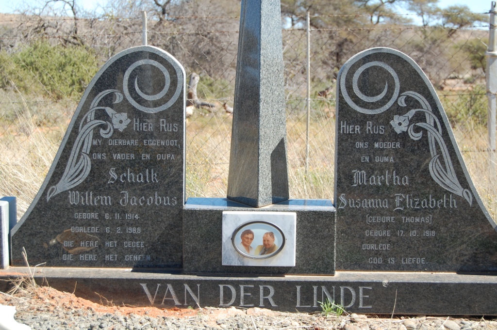 LINDE Schalk Willem Jacobus, van der 1914-1988 &amp; Martha Susanna Elizabeth THOMAS 1918-
