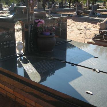 LUDIK Hendrik Erns 1956-2006 &amp; Magrieta Jacomina 1959-2004