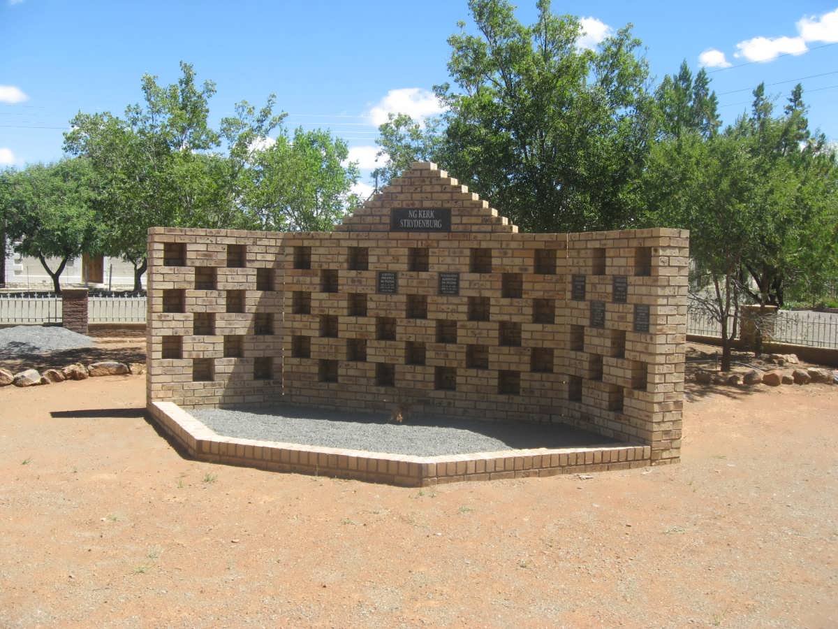 1. Gedenk Muur / Memorial Wall