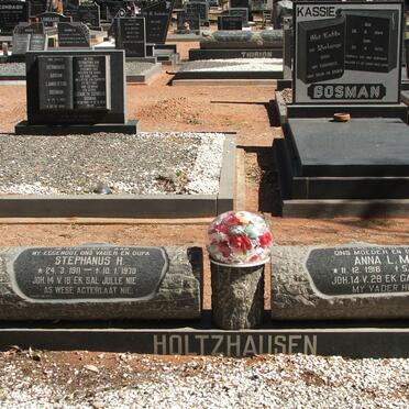 HOLTZHAUSEN Stephanus H. 1911-1979 &amp; Anna L.M. 1918-1988