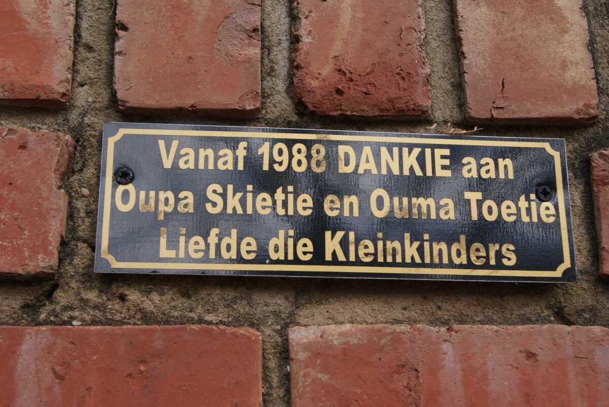 ? Oupa Skietie &amp; Ouma Toetie