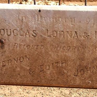 JOHNSTONE  Douglas -1895 :: JOHNSTONE Lorna  -1895 :: JOHNSTONE Keith  -1895